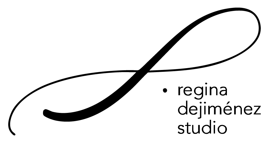 Regina Dejiménez: Logotipo negro